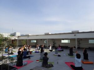 FUJI DAIMARU × Nadi　ROOFTOP YOGA～秋のデトックスヨガ❝深呼吸から始まる冬に向けてカラダ作り❞～